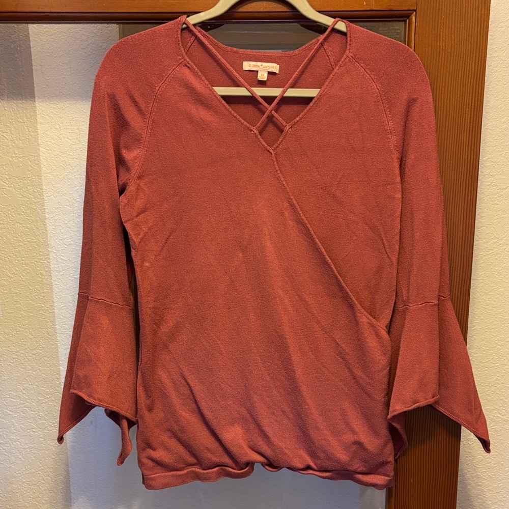 Gibson Latimer Rose V-Neck Crisscross Top